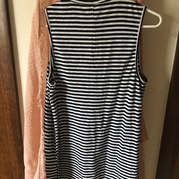 Black and white sleeveless top - Picture 2 of 2